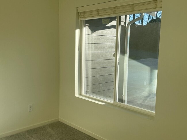 Building Photo - Single Level Freeland Home and Pet Friendly!