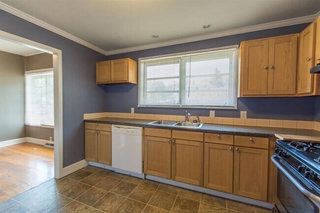 Building Photo - 3 bedroom, 1 bath Home: Available August 2026!