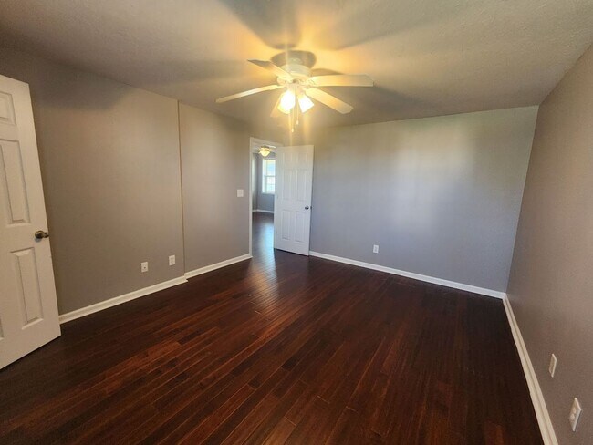 Building Photo - $2500 - 5 Bedrooms 3 Baths + Bonus Room