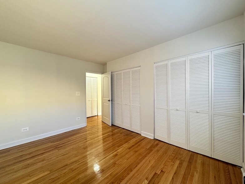 Building Photo - 6830 N Sheridan Rd