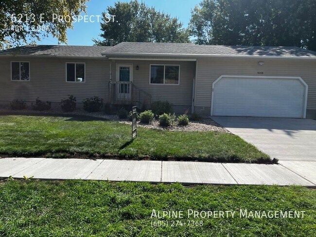 Building Photo - Newly Renovated 4 Bed/2 Bath East Side Ran...