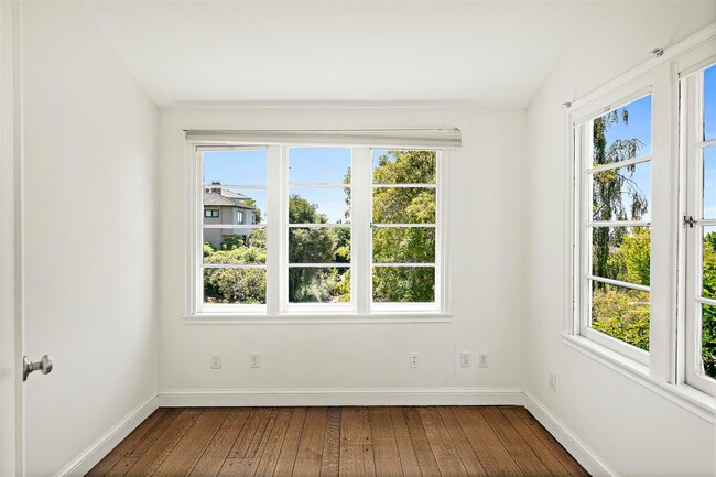 Building Photo - Large, Beautiful Upper Piedmont Home