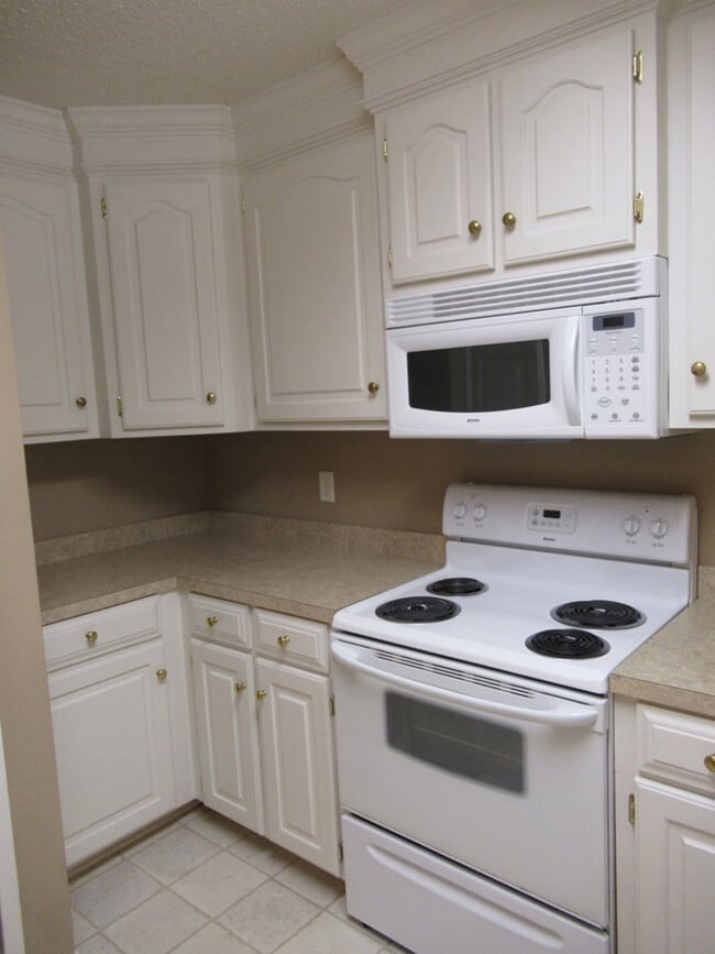 Building Photo - 3760 Beacon Dr