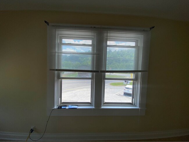 Building Photo - 724 W Main St