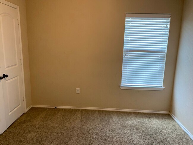 Building Photo - 2 Story Duplex / Interior Washer & Dryer C...