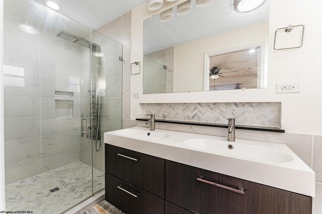 Building Photo - 670 Killarney Dr