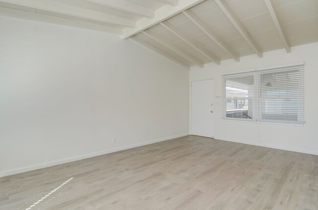 Building Photo - Surfs Up! Spacious 1 bedroom 1 bath vintag...