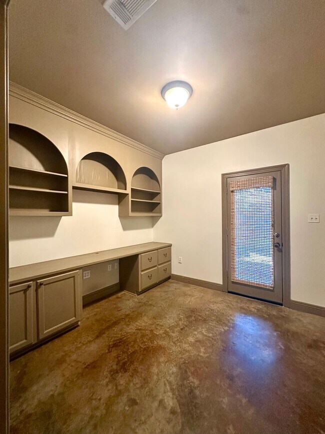 Building Photo - 3 Bedrooms | 2 Bathrooms Custom home in desirable Springlake Subdivision