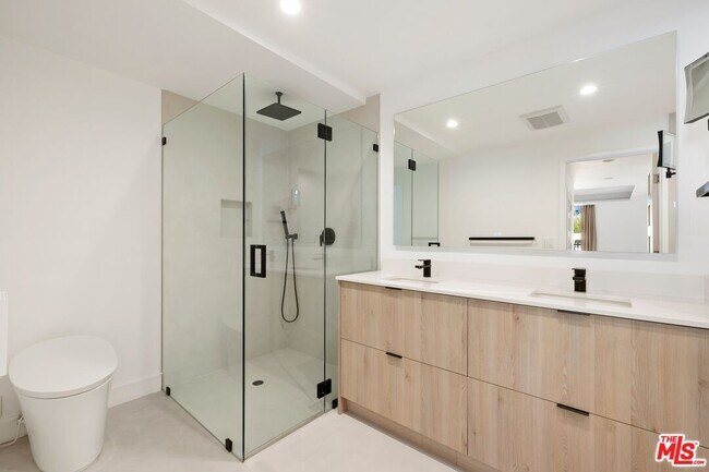 Building Photo - 1100 Alta Loma Rd