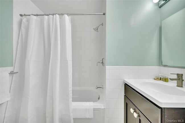 Building Photo - 53 Sheldrake Ave