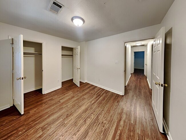 Building Photo - 31442 Camden Village Dr