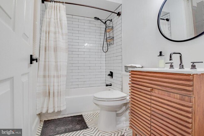 Building Photo - 1255 Raum St NE