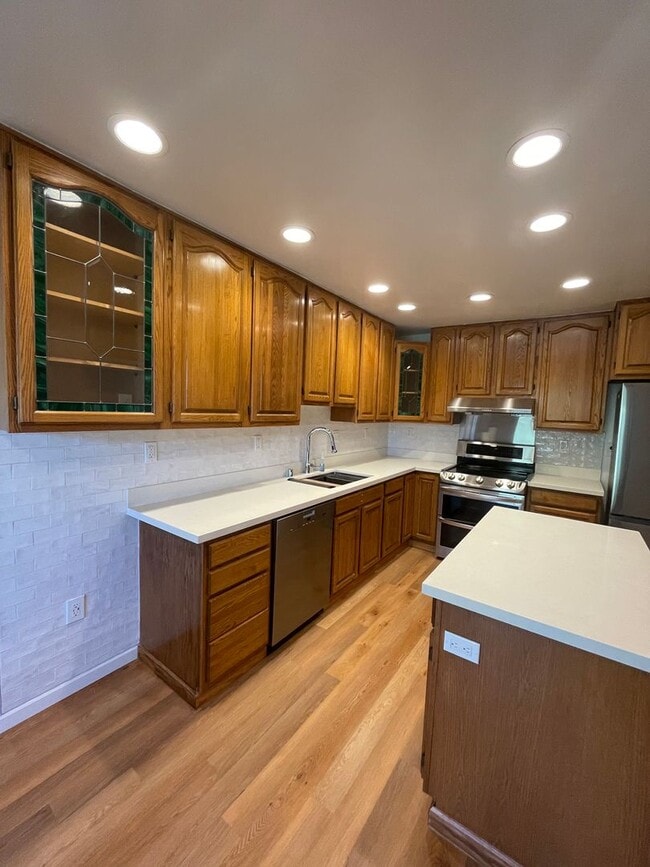 Building Photo - 1033 Fontana Dr