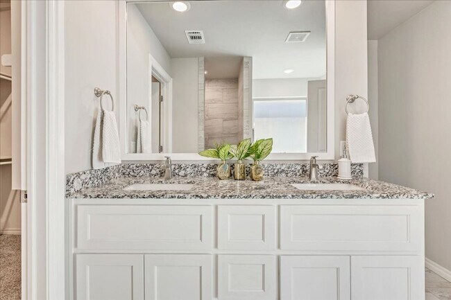 Building Photo - Nearly New Yukon Schools