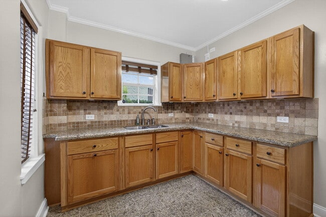 Building Photo - 616 Upland Rd