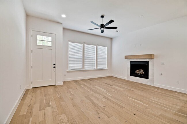 Building Photo - 510 W Persimmon St