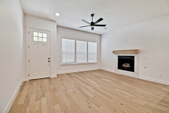 Building Photo - 510 W Persimmon St