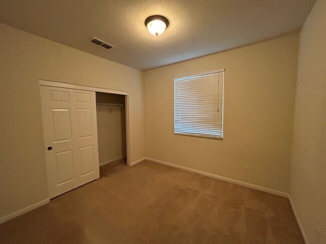 Building Photo - Desirable Location