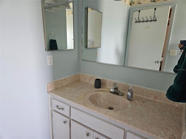 Building Photo - 206 Sola Ln