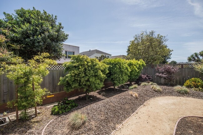 Building Photo - 3 Bed, 1.5 Westlake Detached Doelger Unfur...