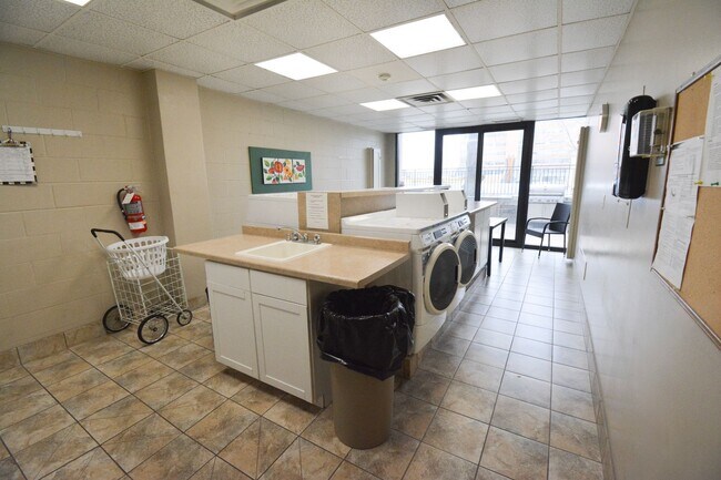 Building Photo - Furnished Unit STEPS FROM THE MAYO CLINIC FACILITIES Rochester Towers Condo For Rent!