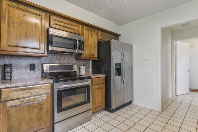 Building Photo - 15175 Diana Ln
