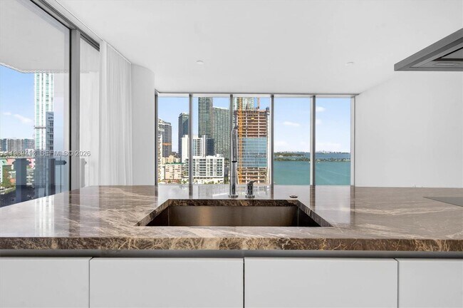 Building Photo - 700 NE 26th Terrace