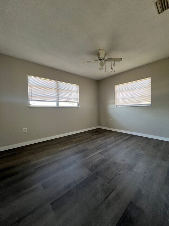 Building Photo - $1,550 ** Annual Lease ** 2 Bedroom / 1 Ba...