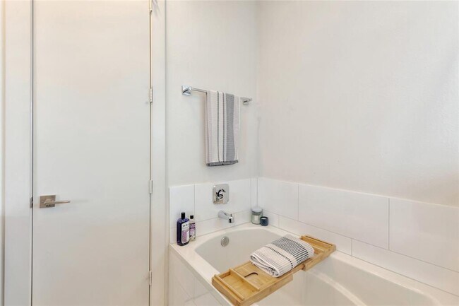 Building Photo - 3210 N MacGregor Way