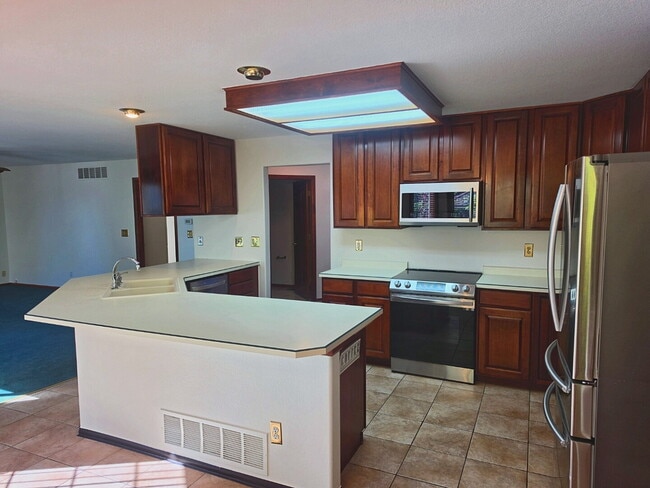 Building Photo - 5 Bedroom/ 4 Bath Two-Story in Governors Place
