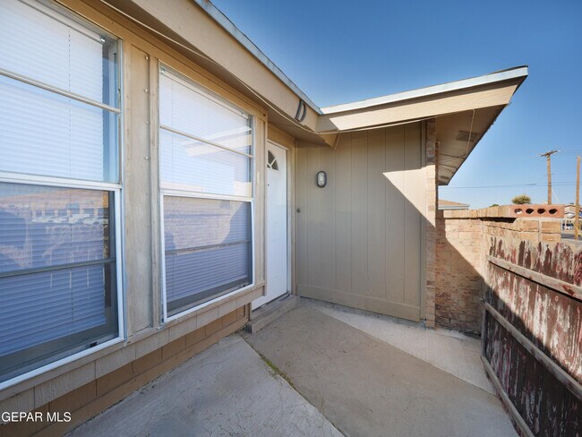 Building Photo - 1901 Lake Omega St