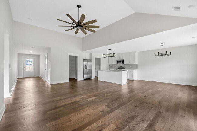 Building Photo - Modern Ranch Rental Near Rossview!