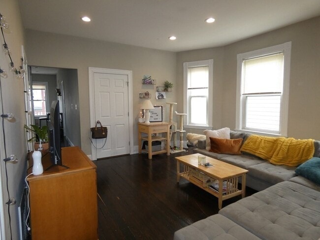 Building Photo - 37 Condor St