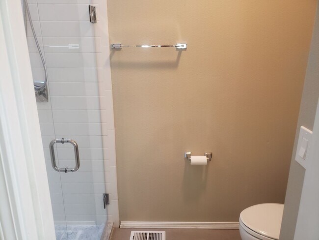 Building Photo - Wonderful John's Landing Updated Townhouse...