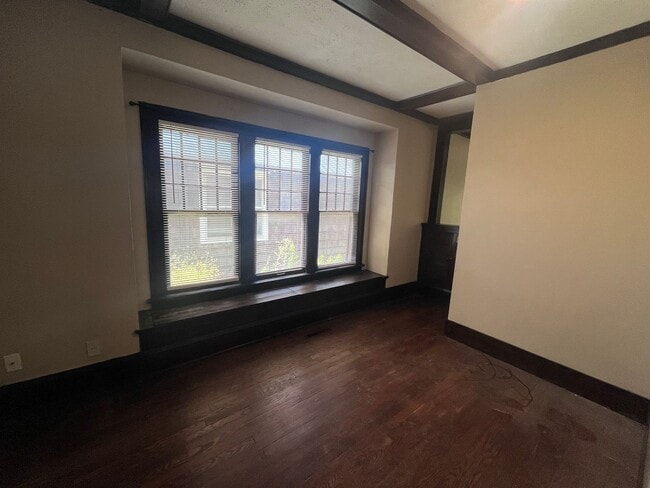 Building Photo - 304 S Rutan St