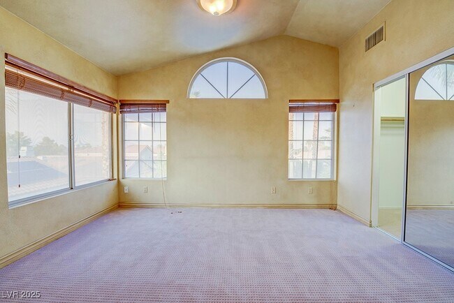 Building Photo - 2394 Millcroft Dr