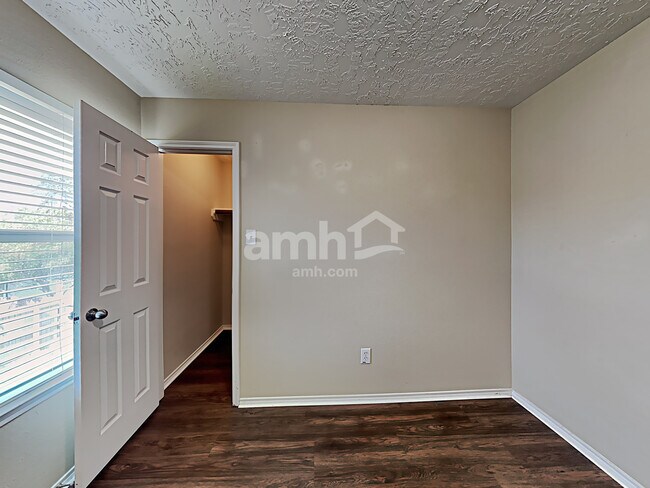 Building Photo - 18401 Sunrise Oaks Ct