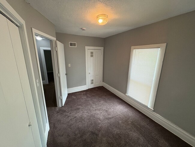 Building Photo - Charming 5-Bed Home Near Campus with Updat...