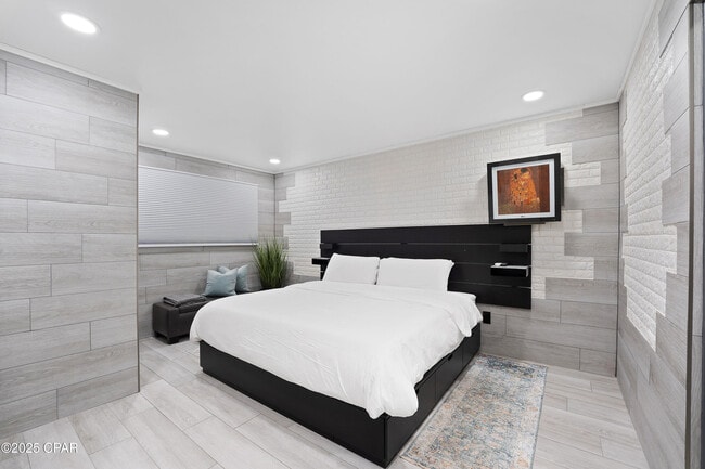 Building Photo - 8743 Thomas Dr