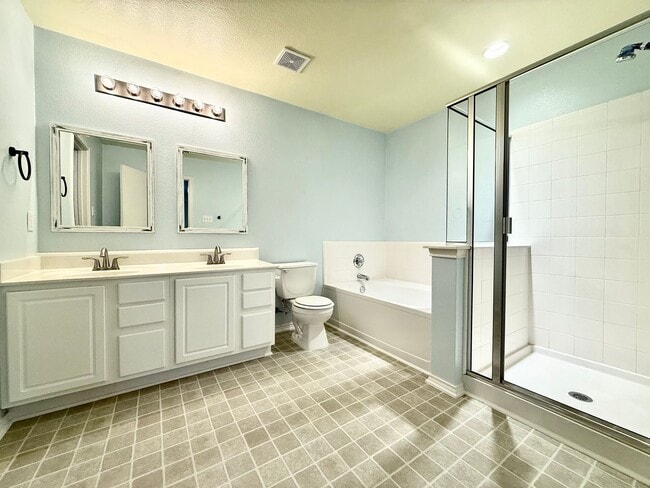 Building Photo - Spacious Inside & Out!