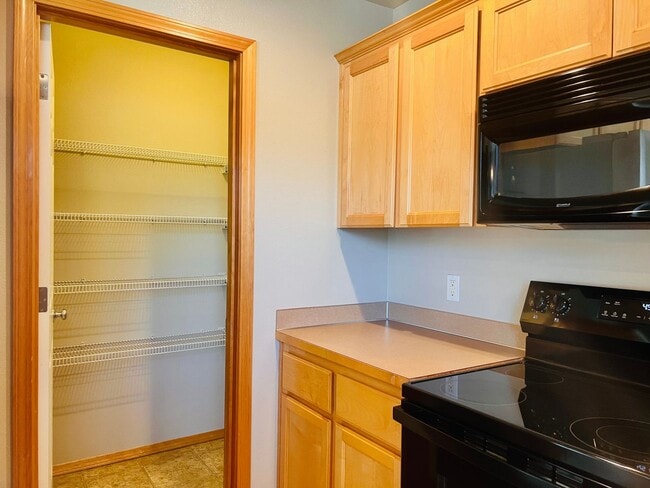 Building Photo - Enormous 4 Bed 2.5Bath + Bonus Room Great Lacey Neighborhood