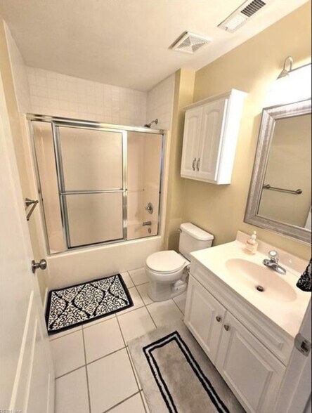 Building Photo - 2236 Lesner Cres