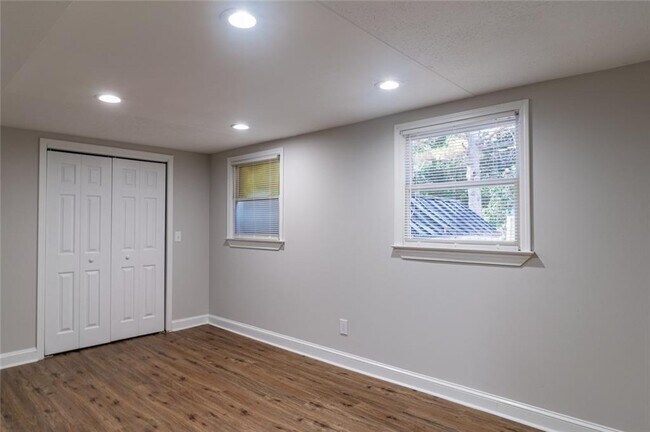 Building Photo - 3599 Lower Roswell Rd