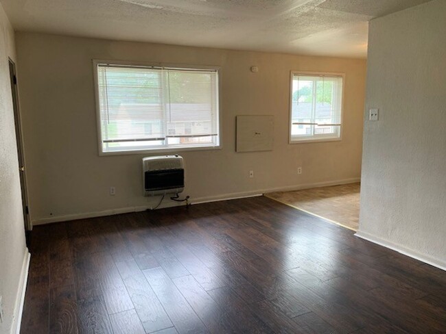 Building Photo - *Upcoming 1/23/25* 2 Bedroom 1 Bathroom 1s...