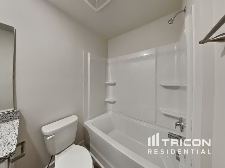 Building Photo - 3326 Quintana Dr