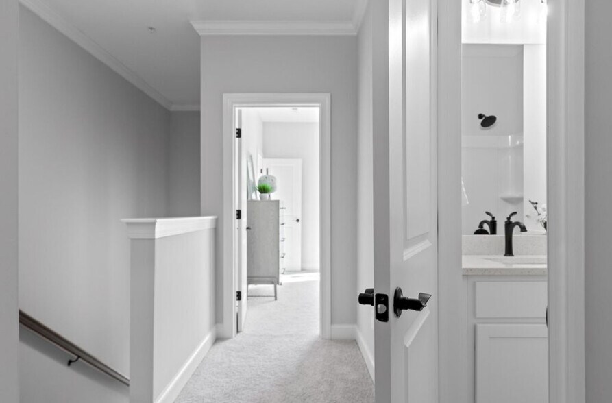 Building Photo - 126 E 19th St