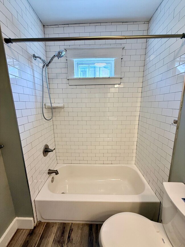Building Photo - Gorgeous 2 BR bungalow in the newly hip 37...