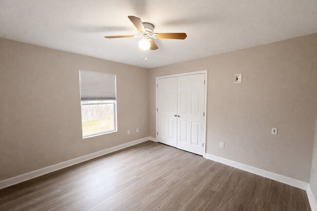 Building Photo - 4708 Golfview Blvd