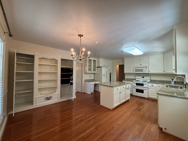 Building Photo - 1513 Raeford Rd