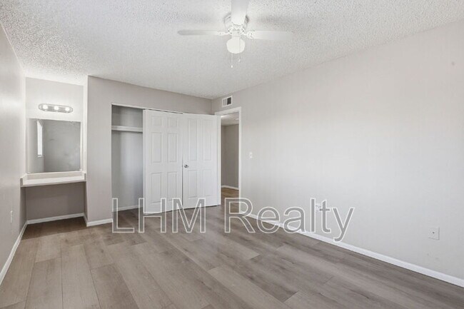 Building Photo - 860 E Brown Rd